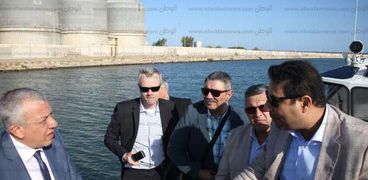 رئيس ميناء دمياط يلتقى وفد دلتاريس الهولندى ورئيس هيئة النقل النهرى