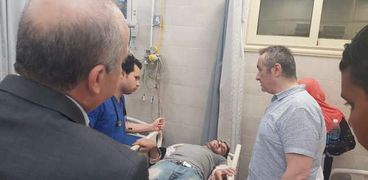 رئيس «المستشفيات التعليمية» يكشف على مصاب في حادث الموسكي بنفسه