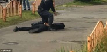 بالفيديو| لحظة قتل "داعشي" برصاص رجل أمن في سيبيريا