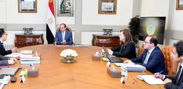 الرئيس عبدالفتاح السيسي خلال اجتماعه مع عدد من الوزراء