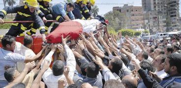 آلاف المواطنين أثناء تشييع جثمان أحد الشهداء بالدقهلية