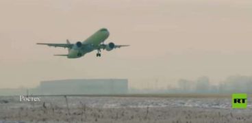 طائرة الركاب الروسية الجديدة خلال إقلاعها