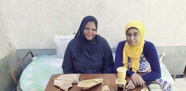 سيدتان من «النوبة» تصنعان الحلى من مخلفات النخيل