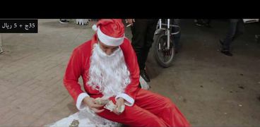 صور.. كورونا تجبر بابا نويل على التسول في قنا: جمع 280 جنيها في ساعة