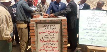 الزملوط يضع حجر أساس مشروع الصرف الصحي بقرية عثمان بن عفان بالفرافرة