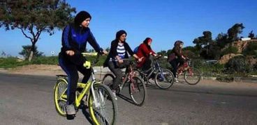 فتيات يقودن 3 دراجات هوائية