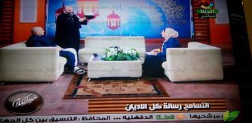 قس وشيخ يخلعان عمامتهما على الهواء لإبراز "علم مصر"