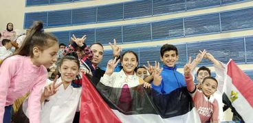لاعبو الاتحاد المصري للكاراتيه يحملون العلم الفلسطيني
