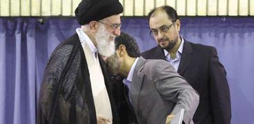 «نجاد» يقبل كتف «خامئنى» مرشد الجمهورية الإيرانية