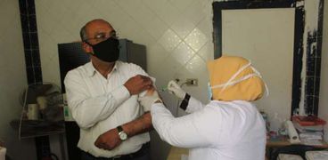 تطعيم المواطنين ضد فيروس كورونا - صورة أرشيفية