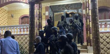 قوات الأمن أمام منزل بلطجي الفيوم