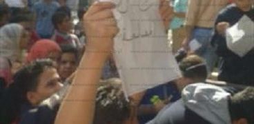 مظاهرة تلاميذ مدرسة الحرية امام إدارة بني عبيد بعد انتحار زميلتهم