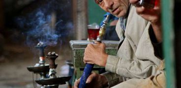 «مزاج المُدخنين» في مصر يلفظ «المعسل».. ماذا تغير في سوق الدخان؟