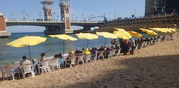 إقبال متوسط على شواطئ الإسكندرية
