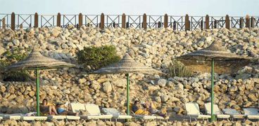 السياح يستمتعون بالبحر فى مدينة شرم الشيخ