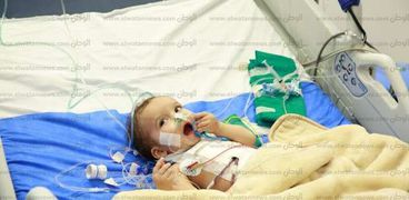 طفل عقب إجراء جراحة قلب مفتوح له بمستشفى كفر الشيخ الجامعى