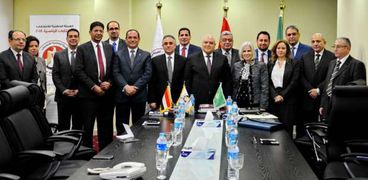 اعضاء الهيئة الوطنية للانتخابات مع وفد الجامعة العربية