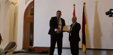 تكريم علماء مصريين والمان بمؤتمر الذرة من أجل السلام