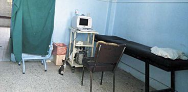 القطط تعبث فى غرفة الكشف بمستشفى بولاق الدكرور