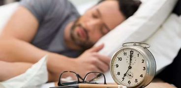 دراسة تحذر من النوم بعد «رنة المنبه»