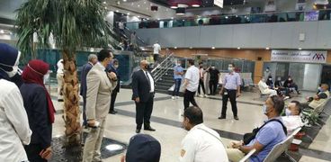 الملاح أشرف حافظ مدير مبنى الركاب رقم 1 بمطار القاهرة الدولي يستقبل عدد من المسافرين