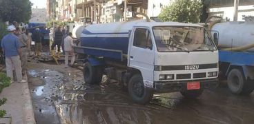 سيارات المحافظة أثناء شفط المياه من شارع «الجمهورية»