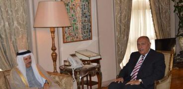 شكري  يبحث مع وزير الخارجية البحريني تعزيز العلاقات