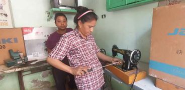صور.. "شادية" 48 عاما في صيانة ماكينات الخياطة ببني سويف