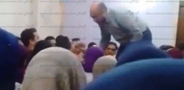 مدرس يضرب ويسب الطلاب