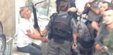 عاجل بالصور| مسن فلسطيني يطعن جنديا إسرائيليا في القدس