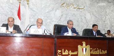 محافظ سوهاج : تطوير صناعة "النسيج" و "التلي" و"الأثاث" ببرنامج تنمية صعيد مصر