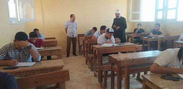 رئيس منطقة كفر الشيخ الأزهرية خلال متابعته امتحانات الشهادة الثانوية الأزهرية