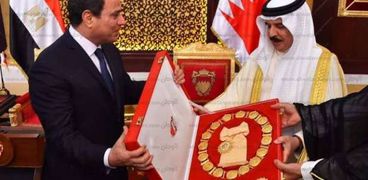 السيسي يتسلم وسام ملك البحرين