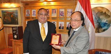 رئيس جامعة حلوان أثناء إهدائه درع جامعة حلوان لنائب  Saitama اليابانيه