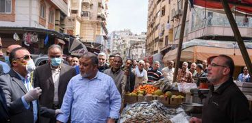 محافظ الإسكندرية في سوق الميدان بالمنشية
