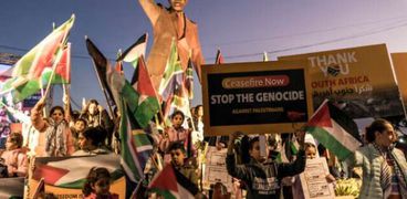 مظاهرات في فلسطين أمام تمثال نيلسون مانديلا