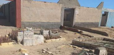 مقابر قرية عامر دون أبوابها الحديدية