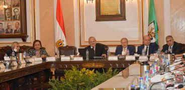 مجلس جامعة القاهرة يناقش إنشاء وحدات القياس والتقويم بكليات الجامعة