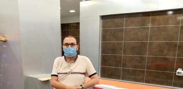 محمد خالد طبيب العناية في مستشفى أبو خليفة