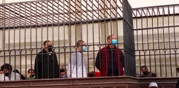 المتهم سفاح الجيزة داخل قفص الاتهام بمحكمة الإسكندرية