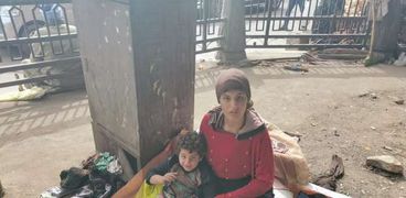 فاطمة طارق مشردة مع طفلها تحت كوبري السيدة عائشة