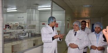 محافظ بني سويف يزور مصنع خميرة صيني يصدر ل168  دولة