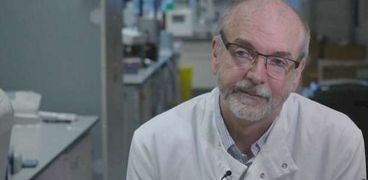 مدير مجموعة أكسفورد البريطانية للقاحات أندرو بولارد يطمئن العالم من متحور كورونا الجديد أوميكرون
