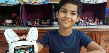 «باسل أبو علم» مع روبوت من تصميمه