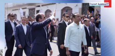 الرئيس عبدالفتاح السيسي يحيى المواطنين