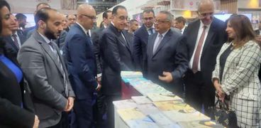 رئيس الوزراء خلال تفقده جناح مكتبة الإسكندرية