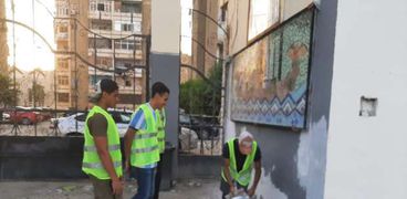 الشباب ينظفون ويدهنون  حوائط مركز شباب السيد هاشم.