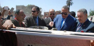محافظ الجيزة يضع حجر اساس مدرسة بقرية الشوبك