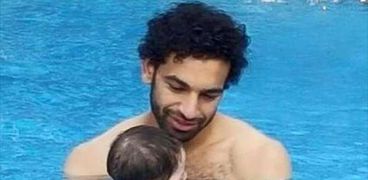 محمد صلاح ومكة والاستجمام في حمام السباحة