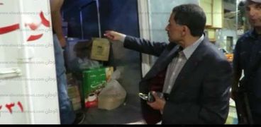 مدير أمن الإسماعيلية " يستوقف سيارات تحمل مواد غذائية ويفحص الصلاحية "اوصيكم بصحة المواطنين خيرا".